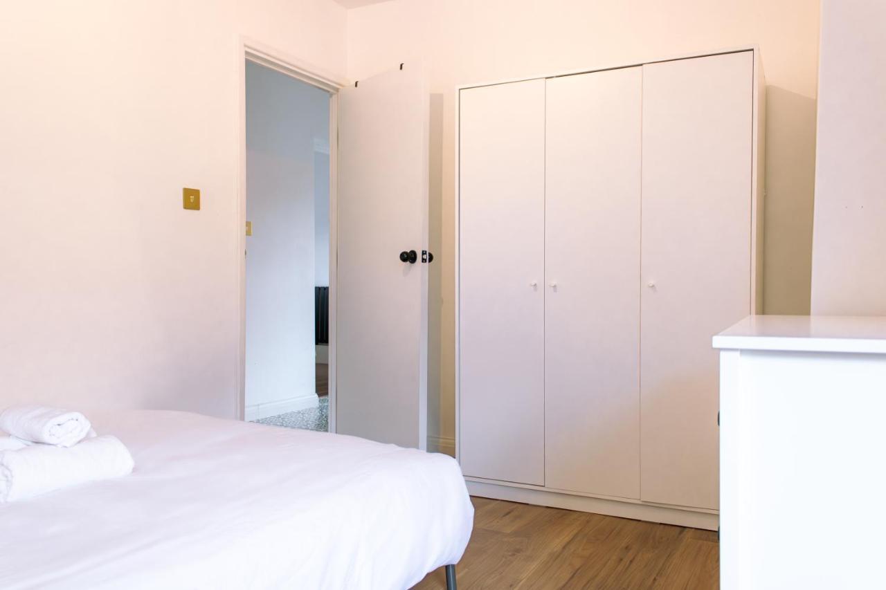 Nice 4 Bedroom Apartment Near City Centre 2-Min Walk To Metro !! Business & Family Friendly!! Londra Exterior foto